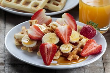 Muz ve çilek ile Waffle akçaağaç şurubu ile kaplı