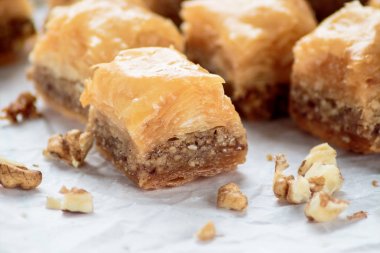 Beyaz arka kağıt üzerinde cevizli baklava