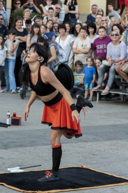 Zagreb, Hırvatistan - 6 Haziran 2015: Arjantinli Cronopia, grotesk dans ve akrobatlar tarafından çerçevelenen müziğe vücuduyla inanılmaz şeyler sergileyen bir sanatçı. 19. Cest en iyisidir.