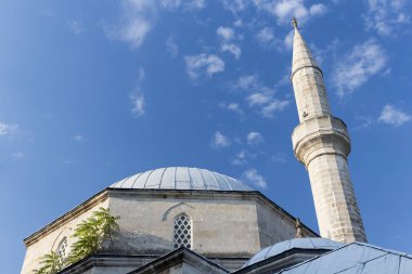 Bosna-Hersek Mostar'daki caminin minaresi ve kubbesi