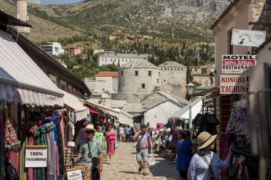 Mostar, Bosna-Hersek - 05 Ağustos 2015: Mostar'daki Eski Köprü yakınlarında yürüyen turist ve yerlihalk. Unesco mirasına dahil