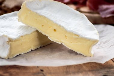 Camembert eski rustik ahşap masa üzerinde