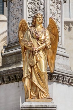 Altın Melek heykel, Zagreb katedral önünde çeşme, Hırvatistan