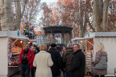 Zagreb, Hırvatistan - 26 Aralık 2015: Zagreb 'de Advent, Hırvatistan' ın Zagreb kentindeki Zrinjevac parkında Noel standları 