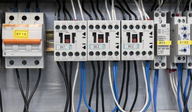 Samobor, Hırvatistan - 09 Ocak 2015: Siemens ve Schrack elektrik tesisatı ile kabine. Siemens ve Schrack elektrik tesisatı ve anahtarları en bilinen üreticilerinden biridir.