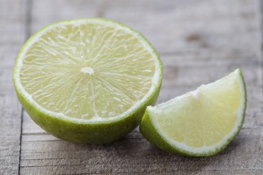 Tahta bir tahta üzerinde taze kireç kama