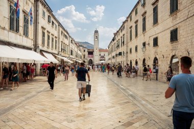 Dubrovnik, Hırvatistan - 13 Ağustos 2015: Dubrovnik, Hırvatistan'da yerli halk ve turistlerin bulunduğu ana caddenin (Stradun veya Placa) yaz sahnesi