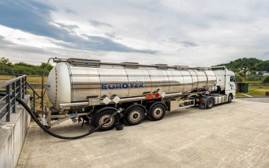 Zagreb, Hırvatistan - 23 Haziran 2015: Kimyasal madde deposunun iç tank deposuna tehlikeli yanıcı maddeler taşıyan tank kamyonu Isopropyl alkolü boşaltıyor