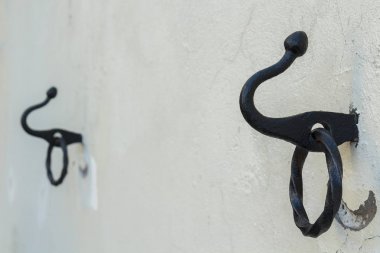 Atları bağlamak için eski metal kancalar