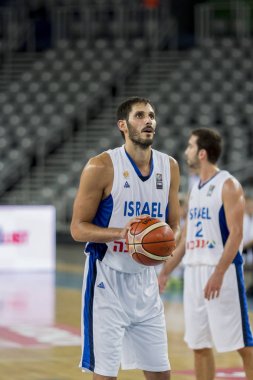 Zagreb, Hırvatistan - 27 Ağustos 2015: Hazırlık maçı İsrail ile Estonya arasında yapılacak 2015 Eurobasket karşılaşması öncesinde gerçekleşti. İsrailli basketbolcu Omri Casspi serbest atış yapıyor.