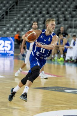Zagreb, Hırvatistan - 27 Ağustos 2015: Hazırlık maçı İsrail ile Estonya arasında yapılacak 2015 Eurobasket karşılaşması öncesinde gerçekleşti. Estonyalı oyuncu Siim-Sander Vene topla koşuyor.