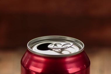 Kırmızı açık soda üst olabilir