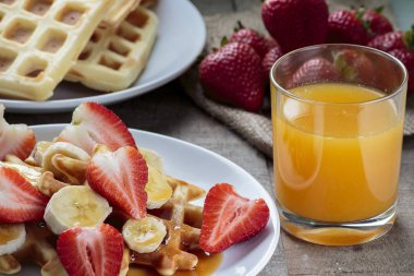 Muz ve çilek ile Waffle akçaağaç şurubu ile kaplı