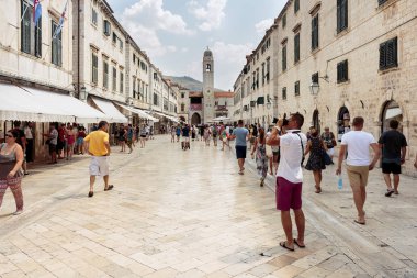 Dubrovnik, Hırvatistan - 13 Ağustos 2015: Dubrovnik, Hırvatistan'da yerli halk ve turistlerin bulunduğu ana caddenin (Stradun veya Placa) yaz sahnesi