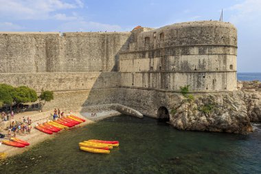 Dubrovnik, Hırvatistan - 13 Ağustos 2015: Bokar Kalesi, Dubrovnik, Hırvatistan. Fort Bokar Pila Kapısı savunmasında önemli bir noktadır.