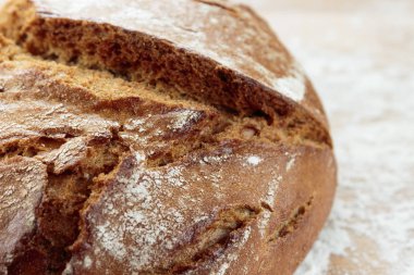 Un serpilir ahşap bir tahta üzerinde çavdar ekmeği