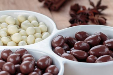 Porselen kasede çikolata dragee