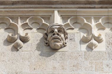 Kilisede taş gargoyle kafası