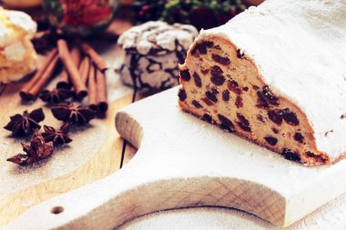 Noel Pastası, marzipan, çilek ve fındık ile geleneksel Alman Stollen. Retro filtre ile işlenir.