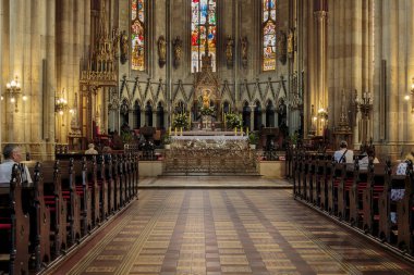 Zagreb, Hırvatistan - 6 Haziran 2015: Hırvatistan 'ın Zagreb kentinde bulunan Mary ve krallar Aziz Stephen ve Ladislaus' un Varsayımına adanmış Katedral 'in İçi. Bina 46 metre genişliğinde ve 108 metre yüksekliğinde..