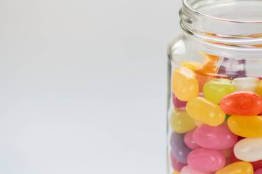 Beyaz arka plan üzerinde cam kavanozda Jelly fasulye