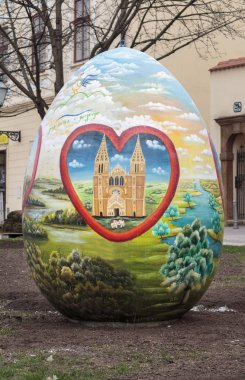 Zagreb, Hırvatistan - 21 Mart 2015: Hırvat naif sanatçıların süslediği büyük Paskalya yumurtaları. Saf sanat, genellikle konu ve teknikte çocuksu bir basitlik ile karakterize edilen bir sanattır.. 