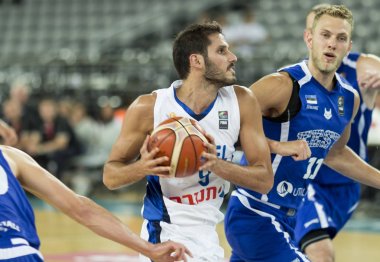 Zagreb, Hırvatistan - 27 Ağustos 2015: Hazırlık maçı İsrail ile Estonya arasında yapılacak 2015 Eurobasket karşılaşması öncesinde gerçekleşti. İsrailli oyuncu Omri Casspi topu aldı.