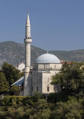 Mostar, Bosna-Hersek - 12 Ağustos 2015: Bosna-Hersek'in Mostar ilçesinde beyaz cami