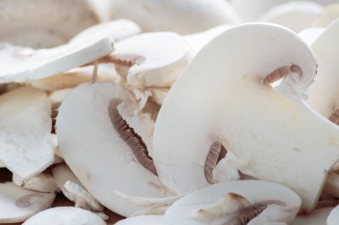Ahşap tahta üzerinde champignons kadar Dilimlenmiş yakın