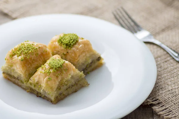 Baklava Con Pistachos Nueces Plato Blanco — Foto de Stock