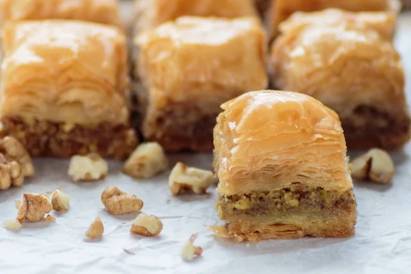 Baklava Con Nueces Papel Respaldo Blanco — Foto de Stock