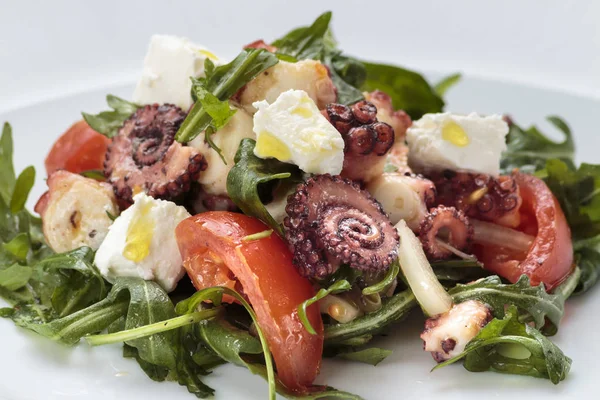 Insalata Polpo Con Rucola Olive Formaggio Feta Piatto Bianco — Foto Stock