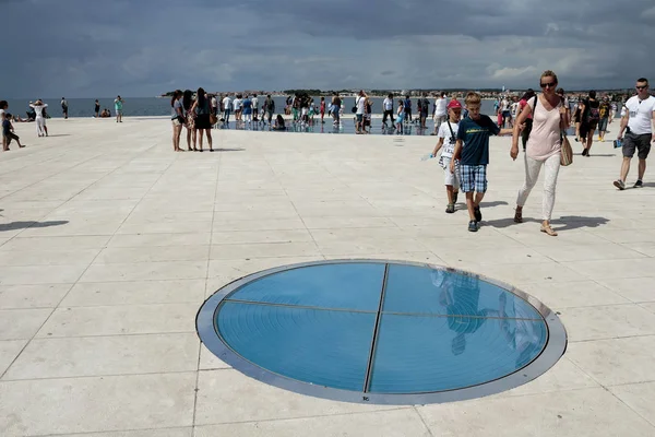 Zadar Kroatië Augustus 2015 Mensen Die Wensgroet Naar Zonnesculptuur Lopen — Stockfoto