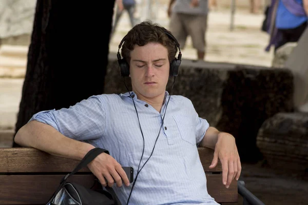 Zadar Croacia Agosto 2015 Joven Turista Descansando Banco Escuchando Música —  Fotos de Stock