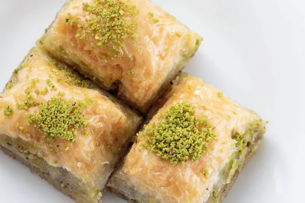 Baklava Con Pistachos Nueces Plato Blanco Profundidad Superficial Del Campo — Foto de Stock