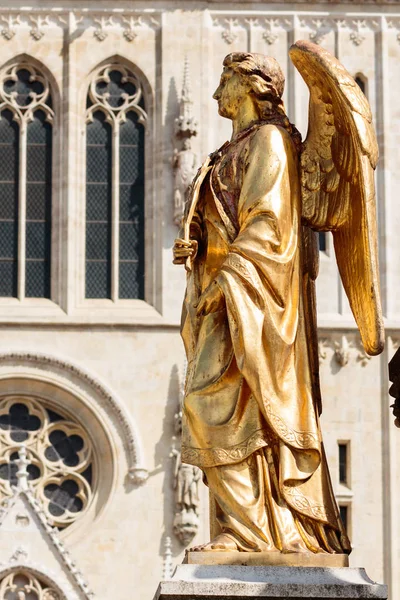 Escultura Anjo Ouro Fonte Frente Catedral Zagreb Croácia — Fotografia de Stock