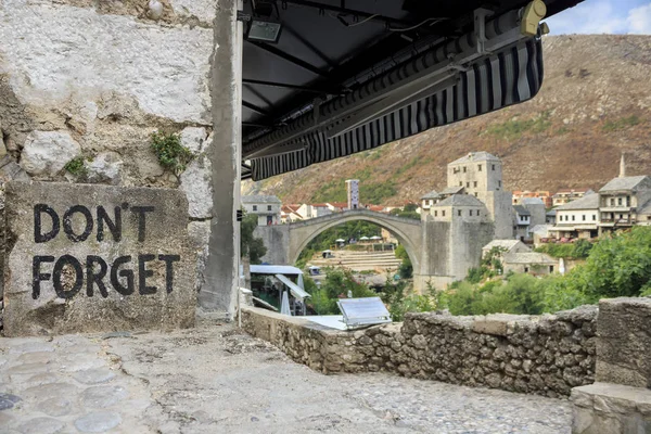 Mostar Bulanık Eski Köprümesafesi Olan Tabelayı Unutmayın Gün Doğumu Fotoğrafı — Stok fotoğraf