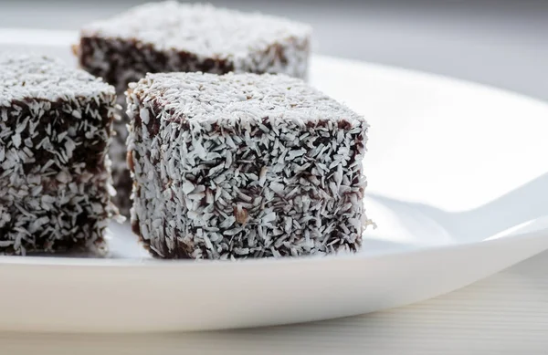 Australian Lamington Bolo Placa Branca — Fotografia de Stock