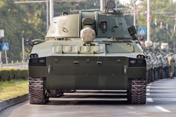 克罗地亚萨格勒布 2015年8月2日 克罗地亚萨格勒布阅兵式期间的军用坦克上路 — 图库照片