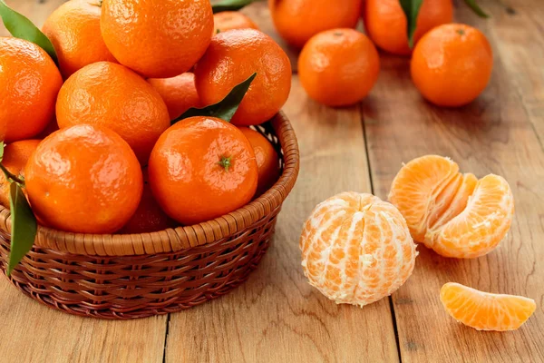 Clementines rustik ahşap masa üzerinde