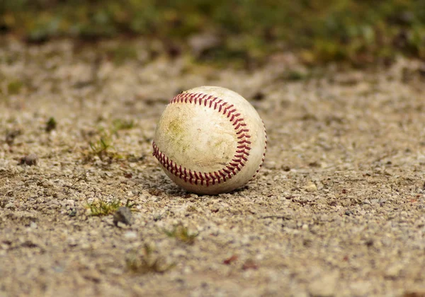 Baseballball Auf Schotter — Stockfoto