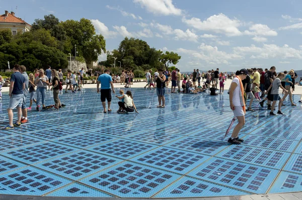克罗地亚扎达尔 2015年8月17日 人们在向太阳致敬雕塑上行走 位于达尔马提亚Zadar镇的太阳能电池板建筑师Nicola Basic的 向太阳致意 — 图库照片