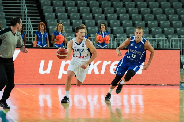 克罗地亚萨格勒布 2015年8月27日 以色列和爱沙尼亚在2015年欧洲篮球赛前的比赛 以色列选手持球奔跑 — 图库照片