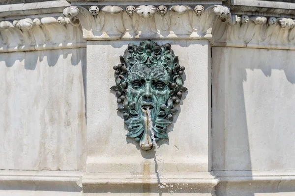 Green Bronze Fountain Head — Stock Photo, Image