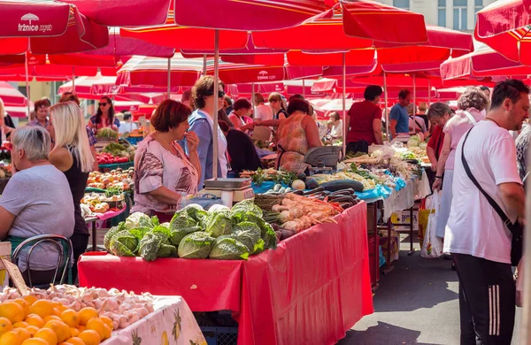 Zagreb Croatie Août 2015 Clients Vendeurs Chez Dolac Célèbre Marché — Photo