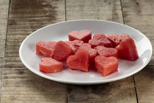 Vintage ahşap masa üzerinde kalp şeklinde karpuz Dilimleri. 