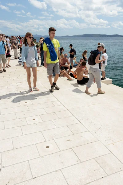 Zadar Kroatië Augustus 2015 Mensen Die Wensgroet Naar Zonnesculptuur Lopen — Stockfoto