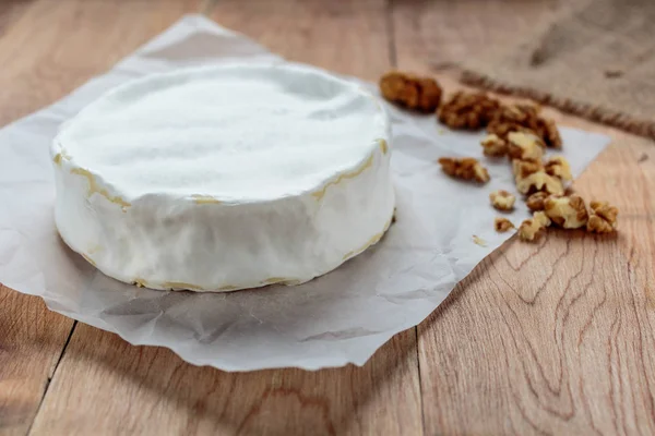Camembert eski rustik ahşap masa üzerinde