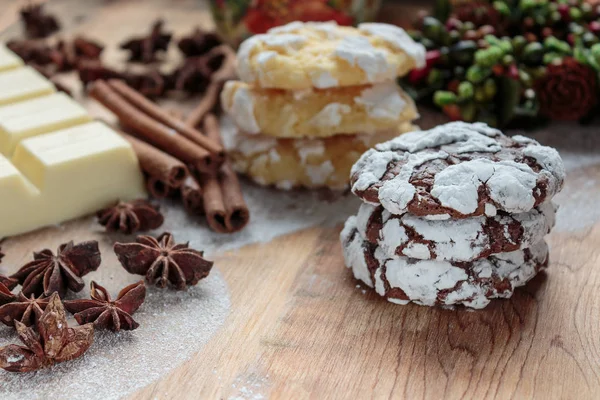 Beyaz arka kağıt üzerinde cevizli baklava