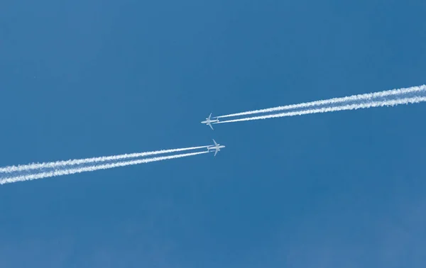 Gökyüzündeki Uçaklar Yoldan Geçiyor Beyaz Bırakıyor — Stok fotoğraf